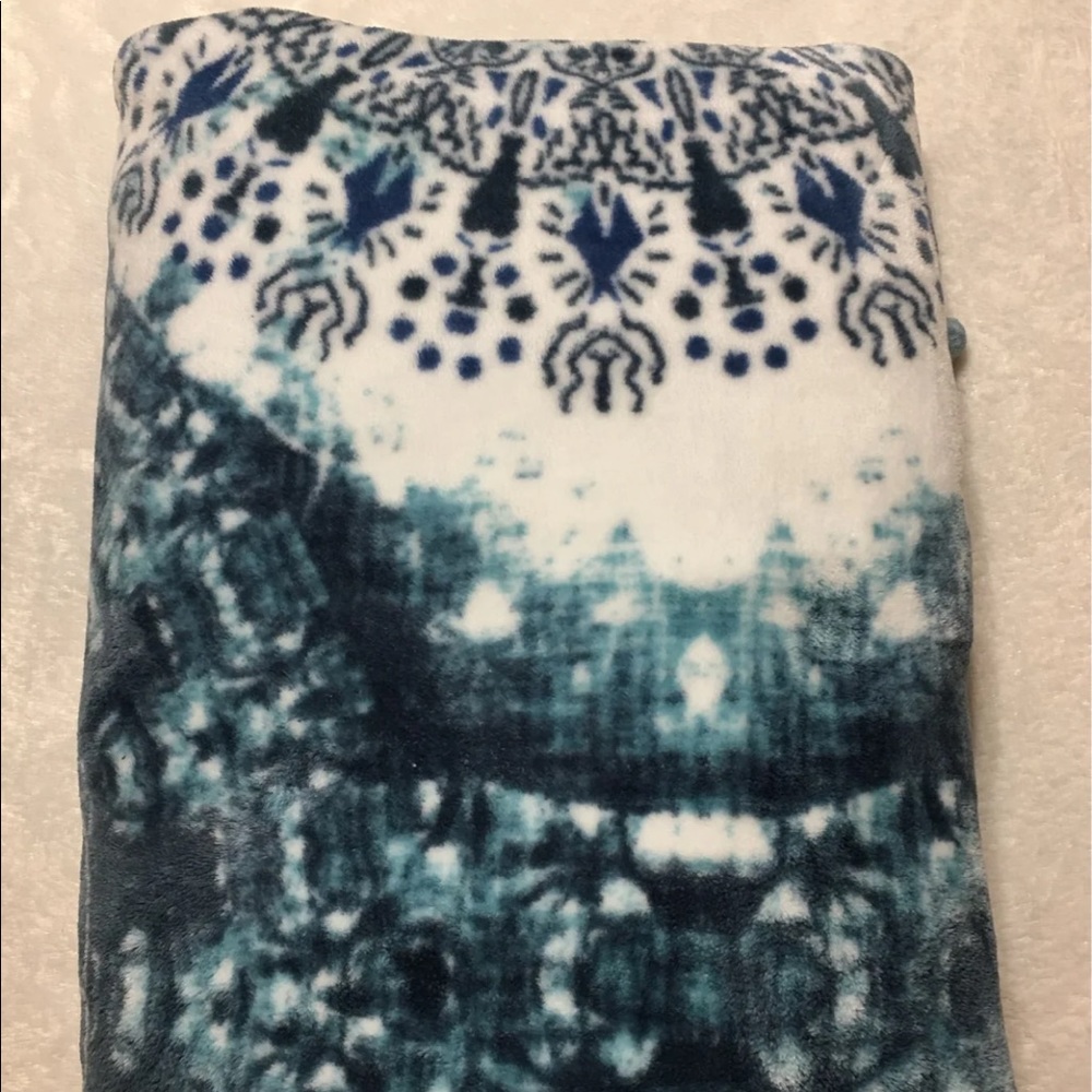 Throw Blanket 50x60 very soft and pretty Excellent Condition